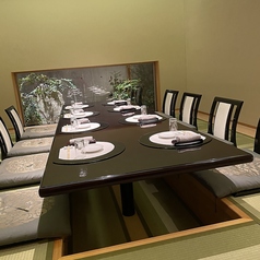 【1階】座敷 (6~8名様) グループでのご利用の際におすすめのお席です。美味しい食事を囲んで、会話をお楽しみいただけます♪