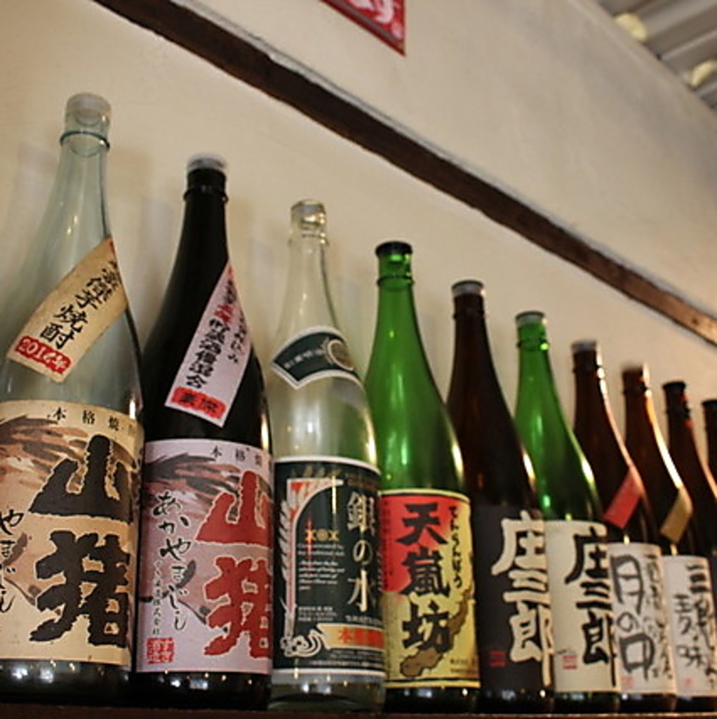 店主の地元宮崎より直接買い付けた焼酎をコンスタントに入れ替えております。
