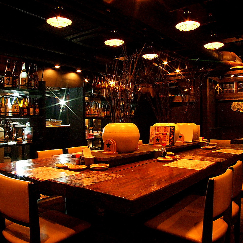 落ち着きのテーブル席は二次会にも◎漁師小屋をイメージした和のくつろぎ店内★