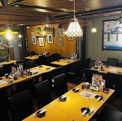 【テーブルフロア｜４名～最大40名様】開放的なテーブル席。大型宴会や懇親会、団体ツアーでのご利用にも最適です。