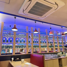 インテリアや照明での演出にもこだわった店内は柔らかい間接照明の光に照らされたリラックス空間となっております。女子ウケも抜群なので、新橋での女子会や合コンなどのシチュエーションにもご活用下さいませ♪