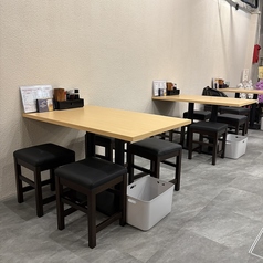 入口近くの手前エリアには4名様掛けのテーブル席を3卓ご用意。友人同士の飲み会や仕事終わりの普段使いに最適です。席同士を繋げて中規模な宴会にも対応いたします。