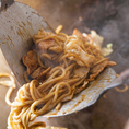 【丁寧に焼き上げます。】ソースによって炒める時間も変わります。焼きそばの味は、そこで決まる！！水分の加減が、ちょうどいいところで焼き上げます♪