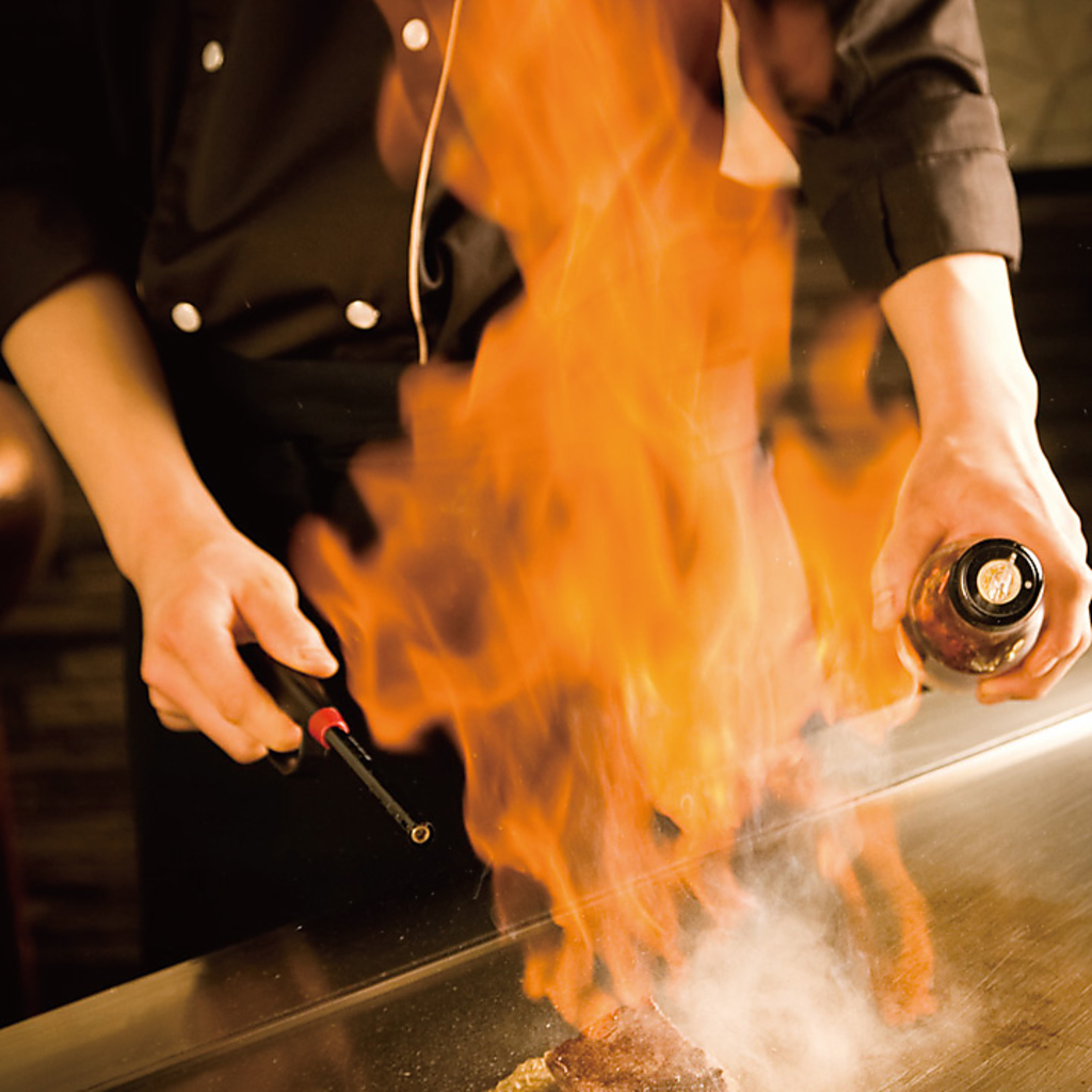 50cmの近さでライブショー！シェフのフランベは圧巻です。五感でお楽しみください☆