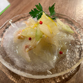 料理メニュー写真 昆布〆真鯛のカルパッチョ セロリの浅漬柚子風味