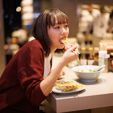 餃子と〆の店Nood e ヌード NEWoMan横浜の雰囲気1