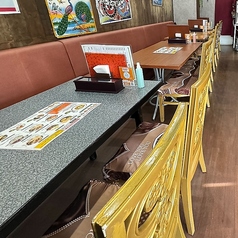 お一人様でのランチや、お二人での気軽なディナーに最適な2名様用テーブル席です♪落ち着いた雰囲気の中で、ゆっくりとお食事をお楽しみいただけます。テーブルを結合することも可能ですので、人数に合わせたレイアウト変更もお気軽にご相談ください。少人数ならではの心地よいひとときをどうぞ◎