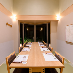 畳状の床に座イスと和テーブルのお席です。完全個室でご案内いたします。