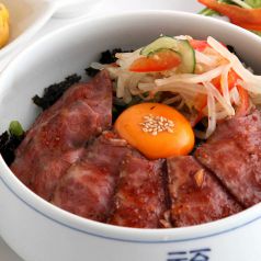 ★和牛ローストビーフ丼定食 ★980円（税込）