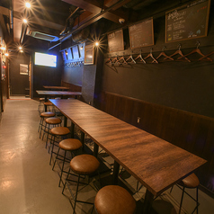 落ち着いた色合いの店内で、ご友人や会社の同僚などと楽しいひととをお過ごしください。様々なシーンでご利用いただけるテーブル席をご用意しております。