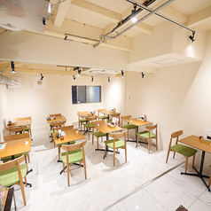 【素敵な空間で味わう美味しい料理】当店の明るく開放的な空間は、心地よい食事を楽しむのに最適です。素敵な空間の中で、家族や友人との楽しい時間をお過ごしください。