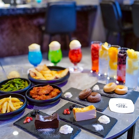 お洒落な店内、豊富なドリンクで乾杯を♪女子会、誕生日会、デート等様々なシーンで◎