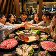 熱々の火鍋を囲んで、みんなで楽しく乾杯♪