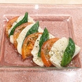料理メニュー写真&nbsp;フレッシュトマトとバジルのカプレーゼ