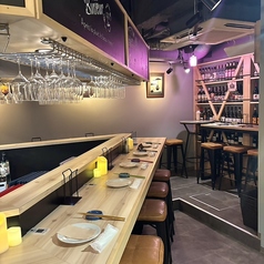 広々カウンター15席、女性のお客様がおひとり様でもご来店いただける店をコンセプトに落ち着きのある居心地の良い空間を提供しております。