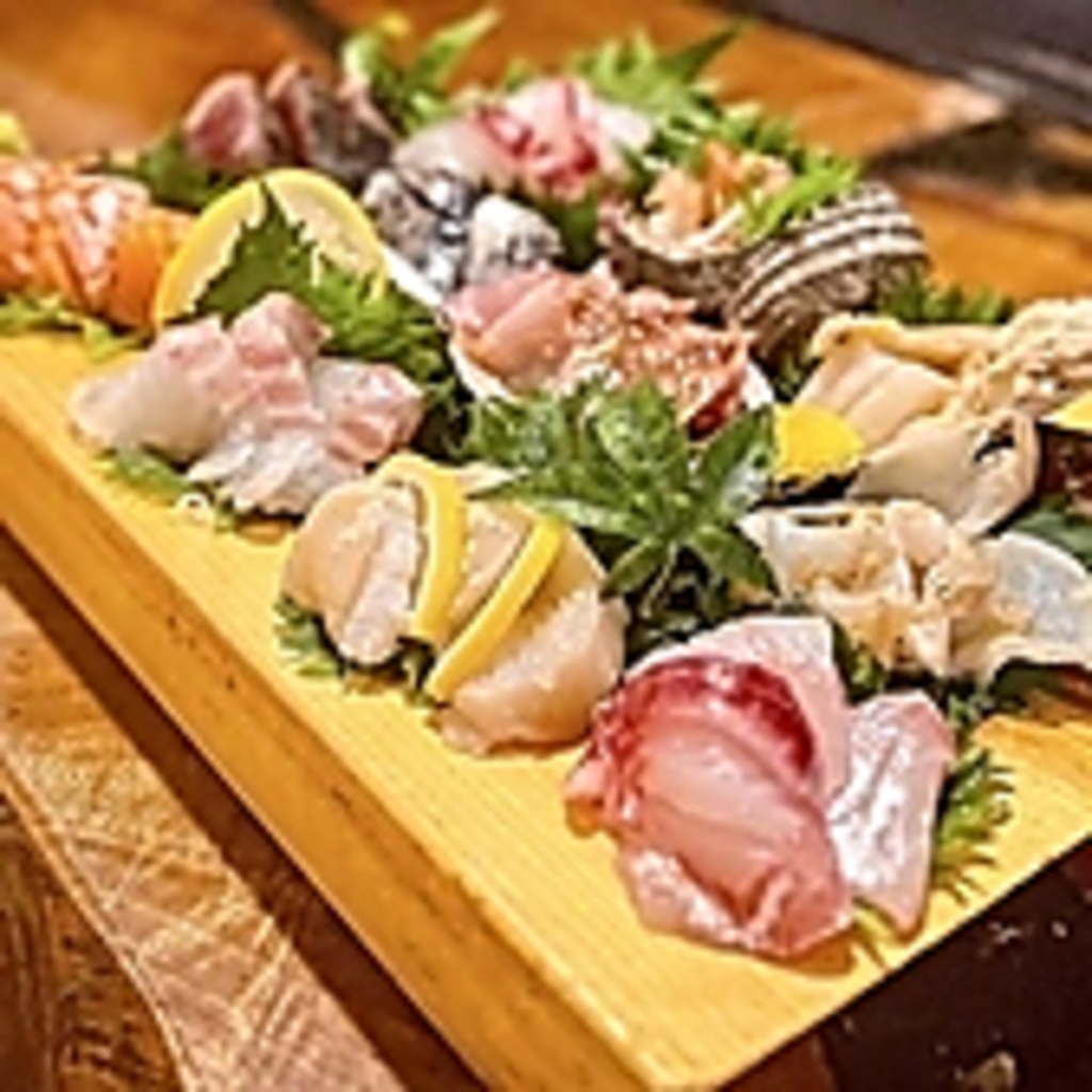 鮮度にこだわった『下駄盛り』魚屋直営の刺し盛りの味をこだわりの地酒と共にご賞味ください！