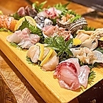 鮮度にこだわった『下駄盛り』魚屋直営の刺し盛りの味をこだわりの地酒と共にご賞味ください！