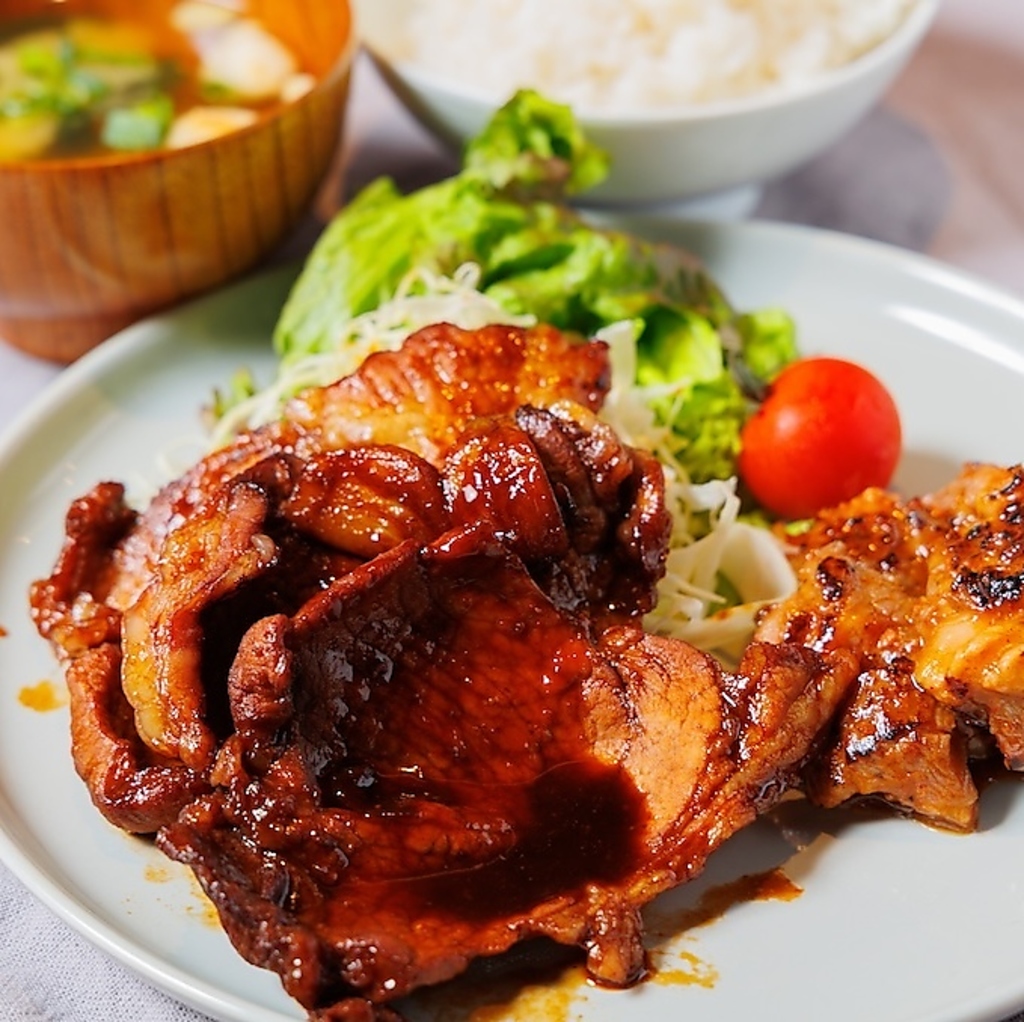 クラフトビールや肉料理など、多彩なラインナップがあり★ワクワクが詰まった！新感覚フードコート！