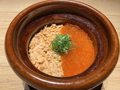 鮭とイクラの釜炊き御飯　香の物　赤出汁