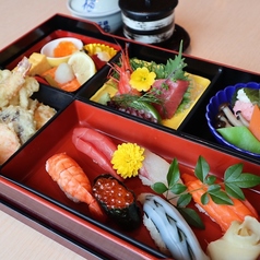 鮨会席弁当：6000円（2名様分からご注文可、要容器返却）