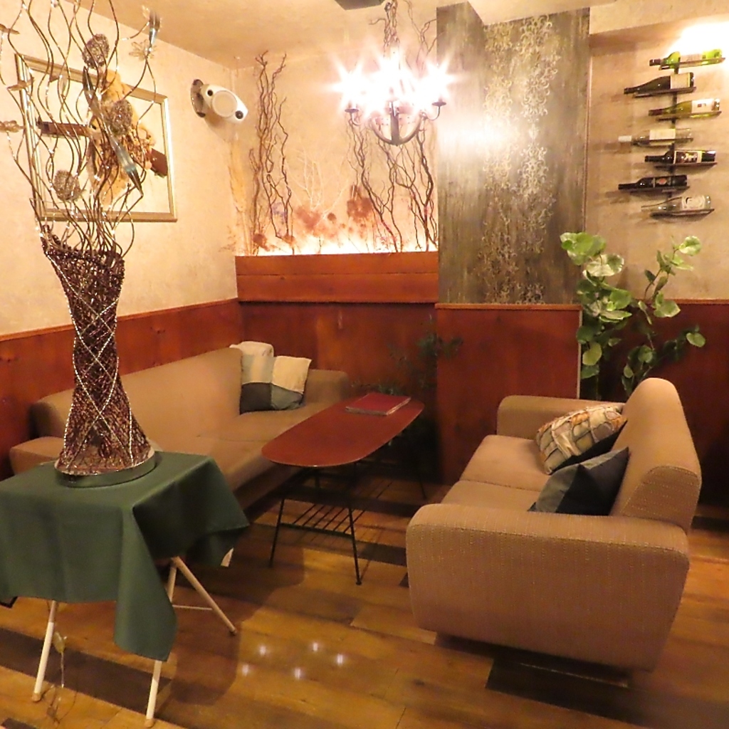 落ち着いたソファ席はゆったりとくつろいでいただけます！