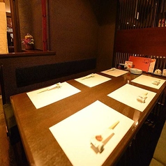 4名～6名様でご利用いただけるこのお席は、程よいプライベート空間で、周りを気にせず楽しい会話を楽しむことができます♪ 落ち着いた雰囲気の中で、思い出に残るひとときをお過ごしください◎ ぜひ、友人や同僚との楽しい食事会にご利用ください！