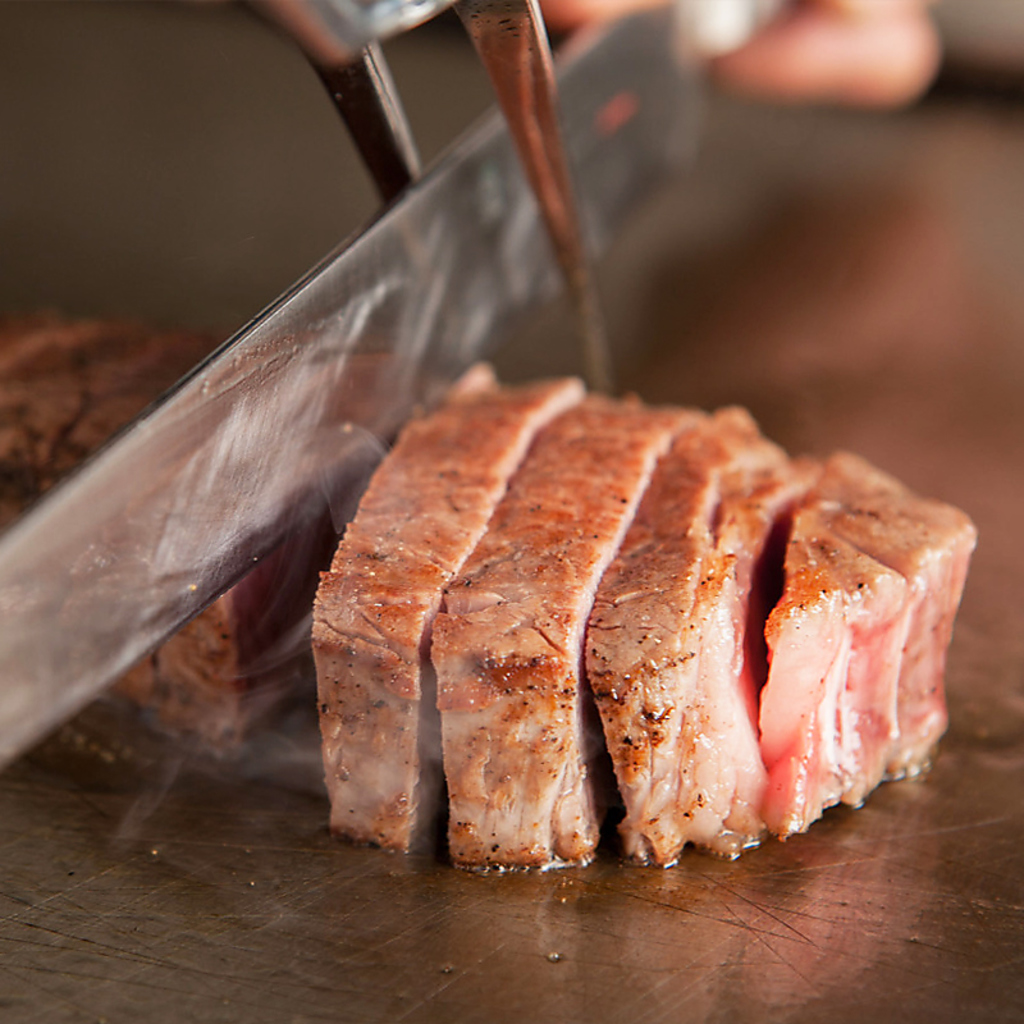 目の前の鉄板で焼かれる最高峰Ａ５ランクの神戸牛…　