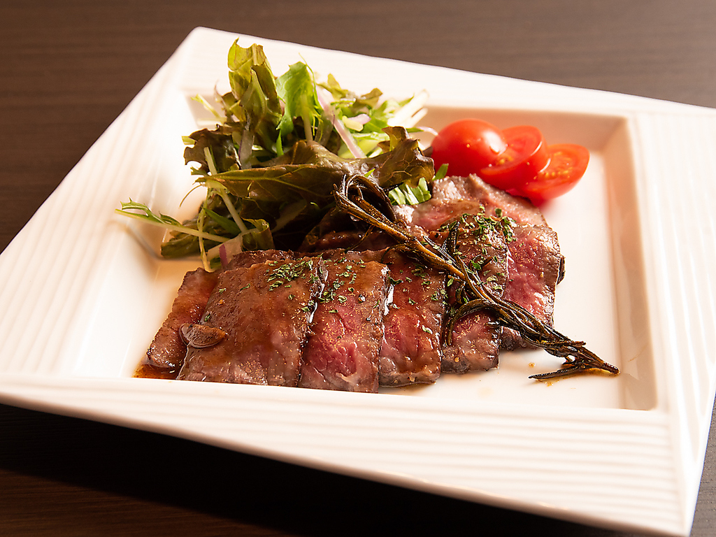 肉料理では肉質等級が4以上でくどさがなく甘味に優れていると言われる「うねめ牛」を使用しています