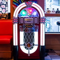 70's後半～80'sの雰囲気を再現した店内にぴったりのジュークボックスからは当時のMusicが流れます。貸切のお客様は、USBメモリに音楽データを入れてお持ち頂ければお気に入りの曲を流すこともできますのでパーティー利用にも最適です！ワイワイ盛り上がること間違いなし♪
