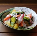 料理メニュー写真&nbsp;ズワイガニとデコポンと春菊のサラダ