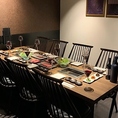 【テーブル個室/5～6名様・6～8名様】接待などの会食や各種宴会、女子会、お誕生日などお祝いなどにおすすめの完全個室です。落ち着いた大人の空間でゆったりとおいしい焼肉や豊富に取り揃えたお酒をお楽しみください。※6名席は2名以下、8名席は3名以下でご利用の場合、10％の個室料を頂いております。