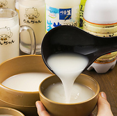 韓国料理にぴったりのお酒を豊富に取り揃えています。チャミスルや韓国焼酎をはじめ、様々な種類のお酒が楽しめます。料理の美味しさを引き立てる一杯を、ぜひお楽しみください。お食事と共に素敵な時間をお過ごしください！