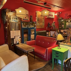 【ママ友や女子会に】ふかふかのソファーで寛ぎながらゆっくりとお食事をお楽しみいただけます。また、誕生日や記念日などの特別な日を祝えるような2人席のご用意もございます。お料理を味わいながら、思い出に残る日をお過ごしください。