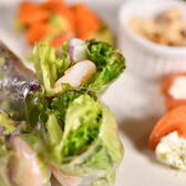 旬の食材、そして厳選した海の幸・山の幸をふんだんに使用した「Vearth」の料理は、シェフの磨かれた技術をもってして、さらに深みのある味わいを実現。また、それぞれのお料理に合うお酒も多彩に取り揃えました。こだわりの一皿を存分にお楽しみください。