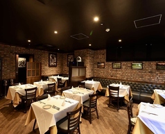 風情ある神楽坂兵庫横丁の石畳沿いの隠れ家イタリアン。二人席を自由に組み合わせ可能ですので様々なシーンにご利用いただけます。ご家族や仕事の同僚、友人同士のお食事にお薦めです。シェフのこだわり抜いたシチリア料理をアンティークな空間でお楽しみください。