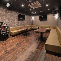 お食事を楽しんだ後は店内のカラオケルームへ！