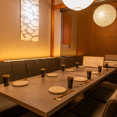 間接照明でお洒落に落ち着いた雰囲気の半個室席です。幅広いシーンにご利用頂けます。半個室のフロア席は最大30名様までご利用いただけます。