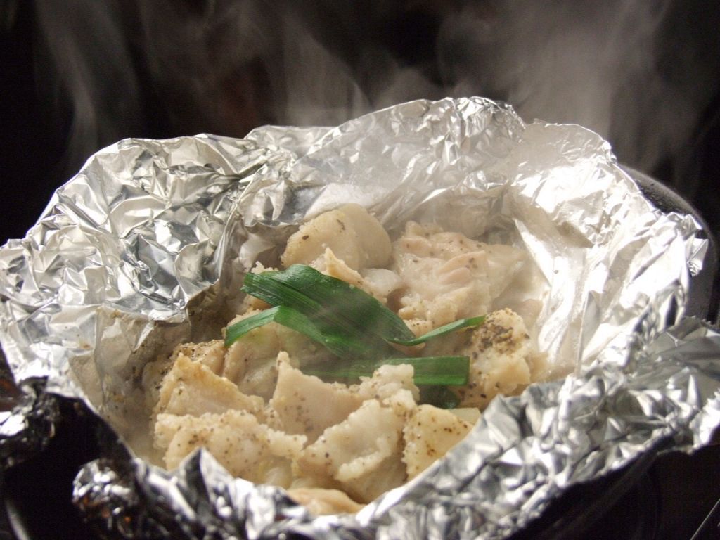 旭川発祥の地 豚塩ホルモン☆ホイル焼きは熱々のうちに食べてっ！！美味しい肉を新宿で食べるなら♪