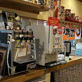 ドリンクバーがございます。コーラ、ウーロン茶・カルピス・カルピスソーダ・メロンソーダ・オレンジ・オレンジソーダの計7種類のラインナップです。