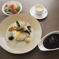 料理メニュー写真&nbsp;10種の季節の野菜黒カレー(サラダ・スープ付)