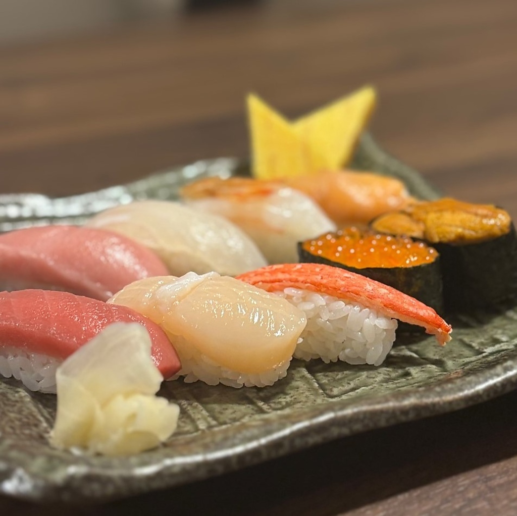 若き店主と楽しく会話し、美味しいお鮨でくつろいでくださいませ！