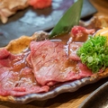 料理メニュー写真&nbsp;『阿波牛炙りユッケ』徳島の銘柄牛「阿波牛」を使用。表面をサッと炙り、自家製タレで仕上げています。