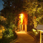 昭和町に佇む一軒屋。細道を抜け店内へ…