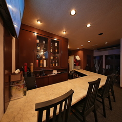 お一人様でも気兼ねなく楽しめるカウンター席。目の前で仕上がる本格料理の香りに、思わずお酒も進みます。タイ旅行気分を味わえる特等席で、日常を忘れる美味しい時間を。