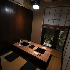 【掘りごたつ席:4名様×4卓/6名様×2卓】4名様用席4卓、6名様用席2卓を備えた掘りごたつ席です。足を伸ばしてゆったりと座れるため、長時間でも快適にお過ごしいただけます。落ち着いた和の空間で、ご友人同士の集まりや各種宴会はもちろん、接待や観光でのお食事、海外からのお客様のおもてなしにもおすすめです。