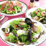 サラダやタパスも充実。