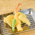 揚げたての天ぷらは海鮮居酒屋磯っこ商店の新名物！サクサクの天ぷらを複数種類ご用意しております。1品から盛り合わせまでお好きに磯っこの天ぷらをご注文ください。