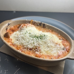 モッツァレラチーズをたっぷりのせた海老とキノコのトマトクリーム煮込み