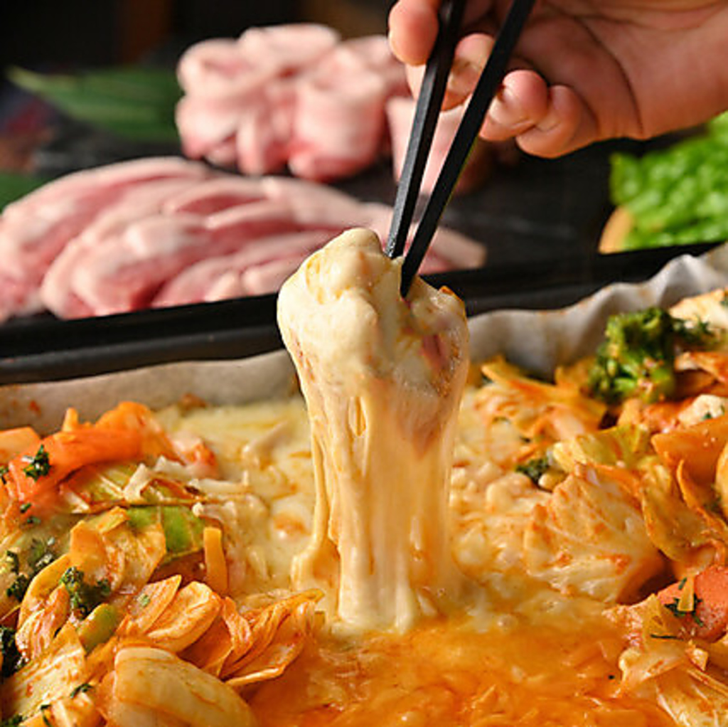 とろけるチーズが堪らない、チーズタッカルビを用意。多種多様な韓国グルメを、一度に楽しめますよ★