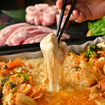 とろけるチーズが堪らない、チーズタッカルビを用意。多種多様な韓国グルメを、一度に楽しめますよ★